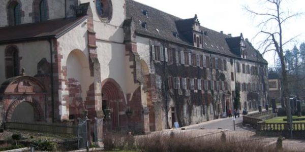 Das idyllisch gelegene Kloster Bronnbach - Außenansicht